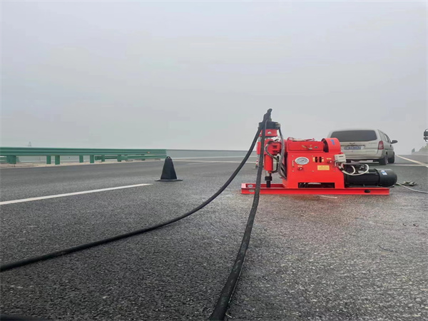 覃塘马路路基路面开裂下沉注浆加固灌浆